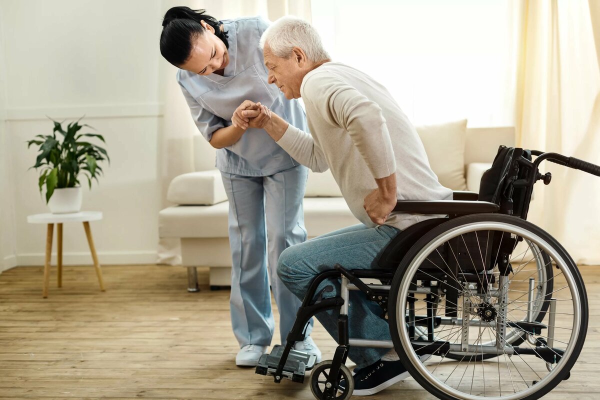 Сколько платят по уходу за лежачим больным. Реабилитация инвалидов. Реабилитация пожилых. Инвалидность. Люди с ограниченными возможностями пожилые.