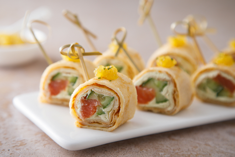 Канапе с блинами и красной икрой.jpg Канапе с блинами и красной икрой.jpg