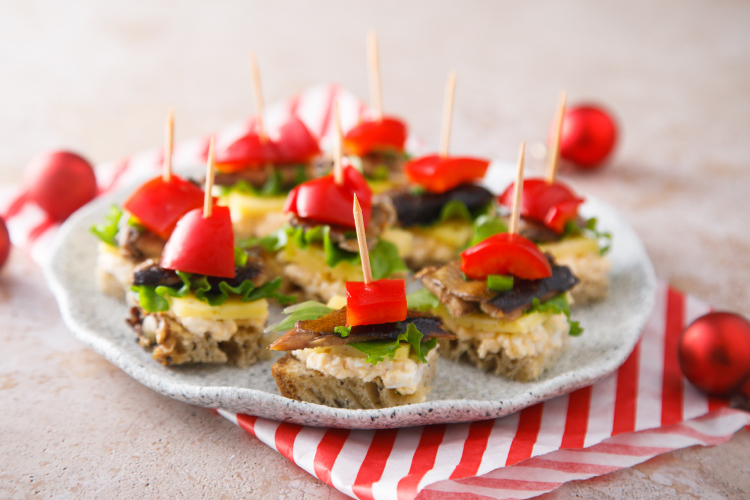 Канапе со шпротами.jpg Канапе со шпротами.jpg