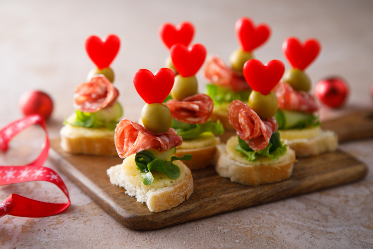 Канапе с колбасой и сыром.jpg Канапе с колбасой и сыром.jpg