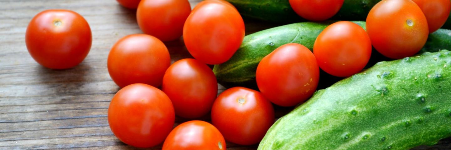 Какую имеет калорийность салат из огурцов и помидоров?