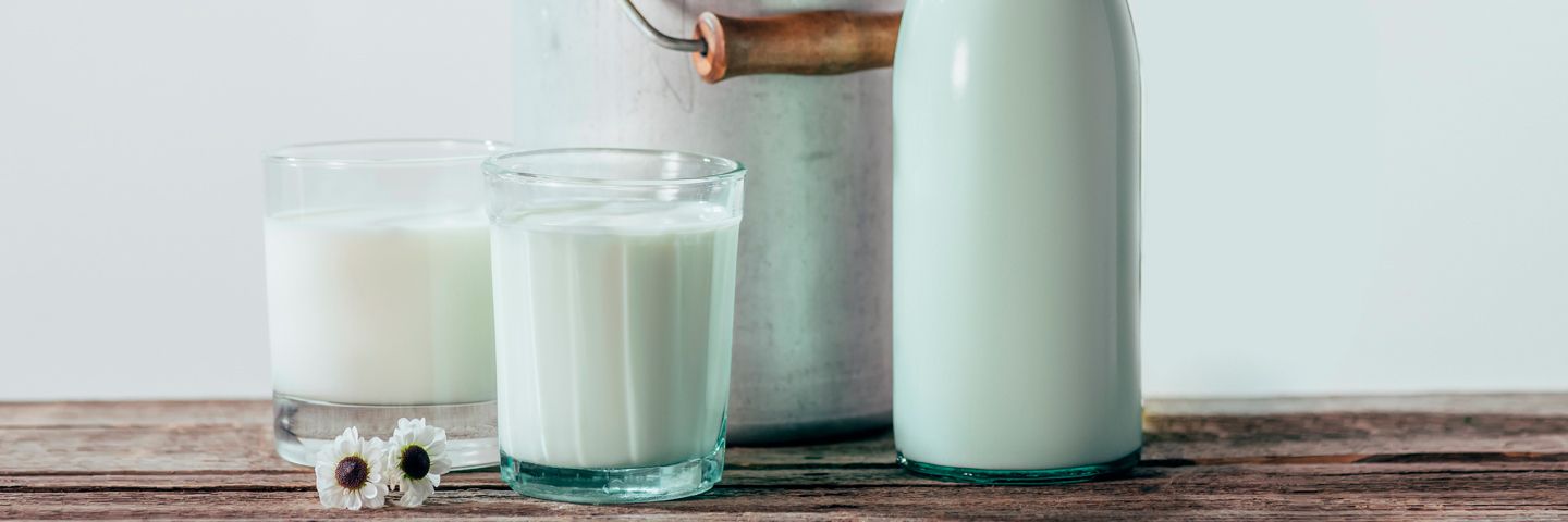 Почему молоко начинает горчить при скисании? Узнайте причины и советы по предотвращению