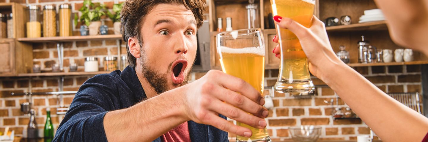 Пиво для здоровья мужчин. Человек с пивом. Мужчина с пивом. Человек пьет пиво. Мужик наслаждается пивом.